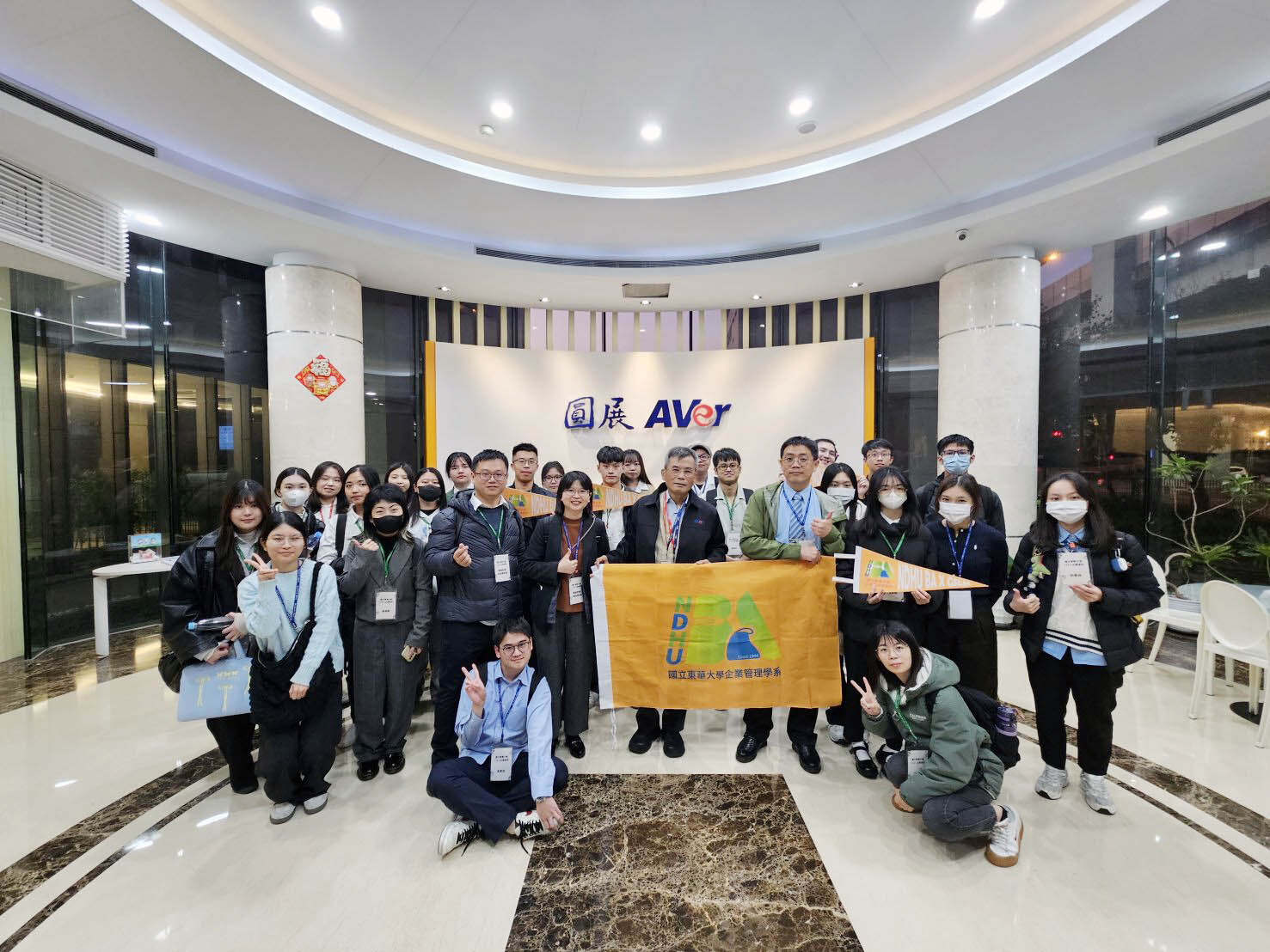 東華大學企管系參訪圓展科技,與郭重松董事長合影