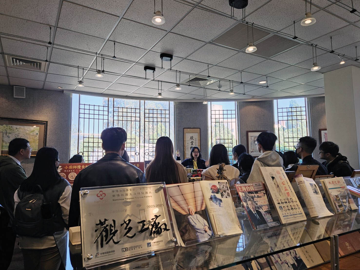 同學專心聆聽南僑集團產品開發歷程與商業策略的選擇