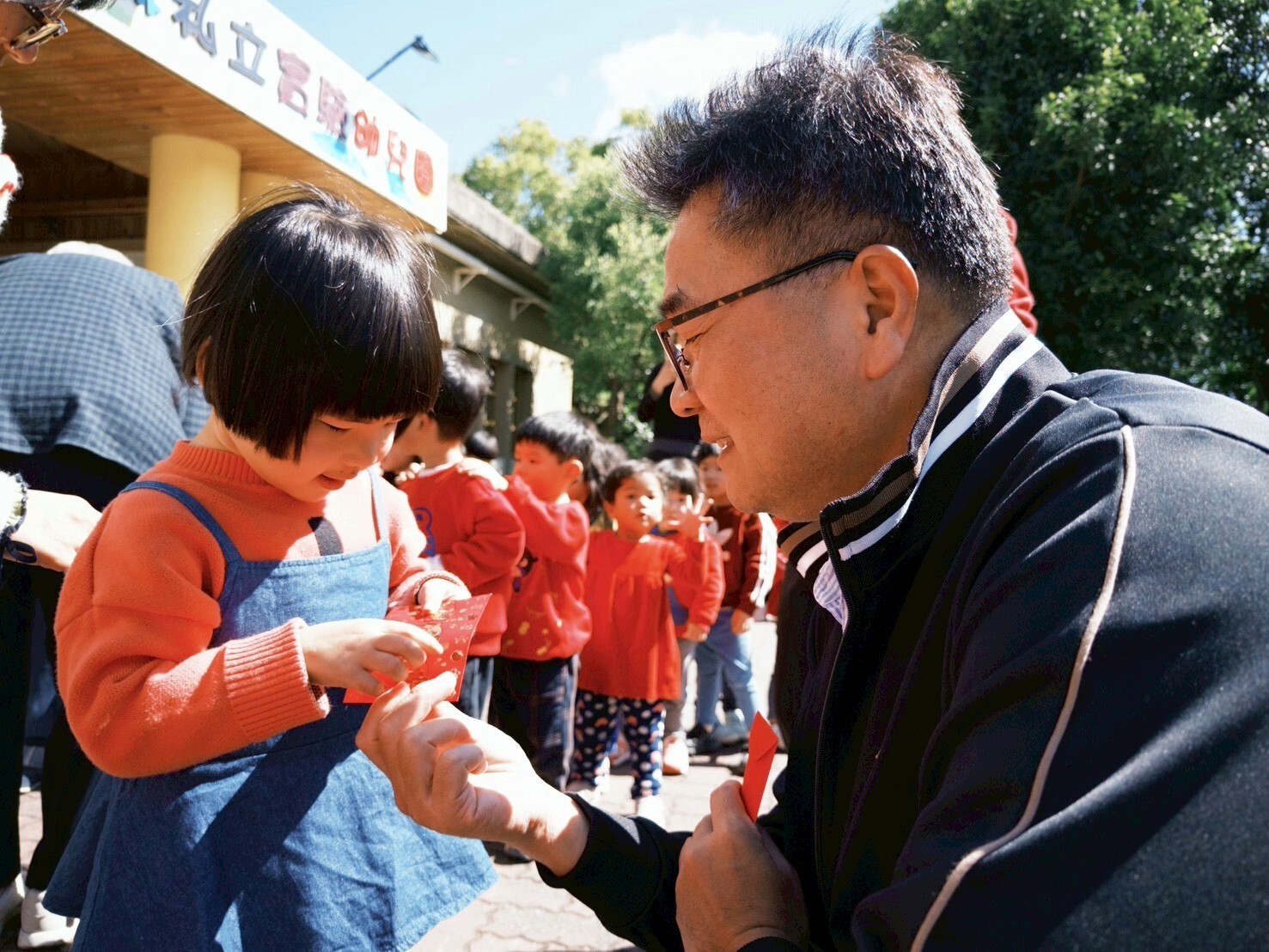 林俊瑩學務長發送象徵「一元復始、萬象更新」的小紅包,為孩子們送上新春祝福