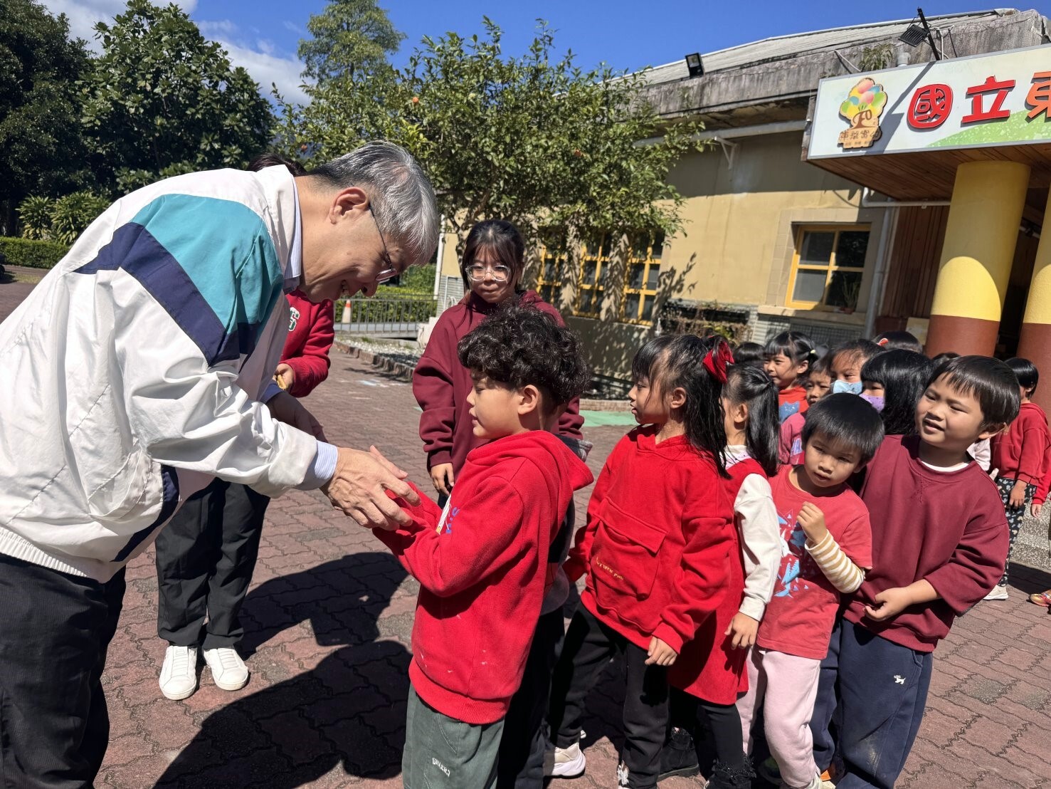 潘文福院長親手發放新春紅包,傳遞溫暖關懷與新年的美好祝願