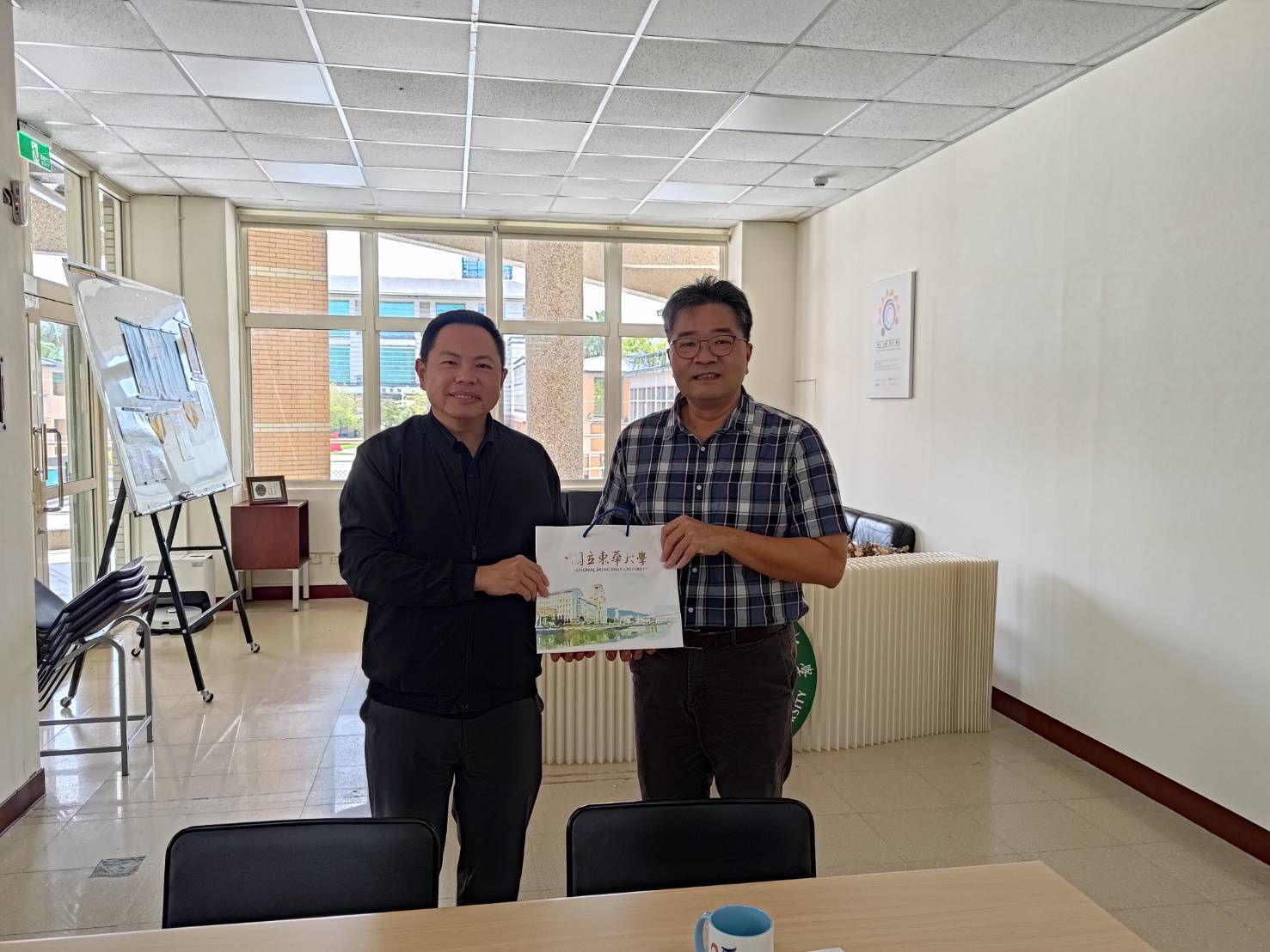 東華大學林俊瑩學務長致贈分局長東華紀念品