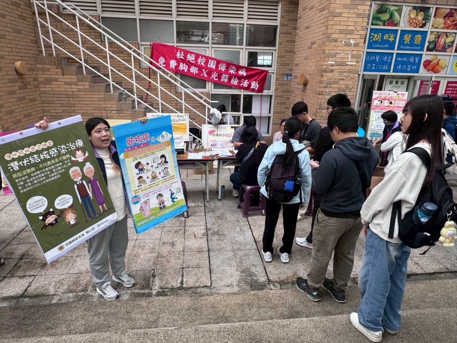 護理人員主動進行衛教解說,增進教職員工生防疫認知