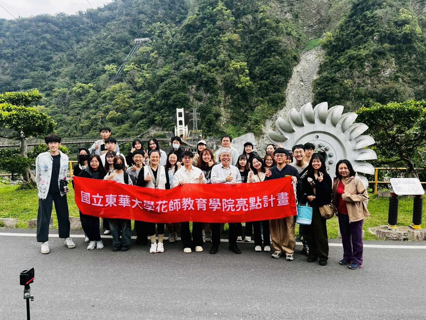 全員合影:潘文福院長與師資生於銅門電廠前合影,展現團隊活力