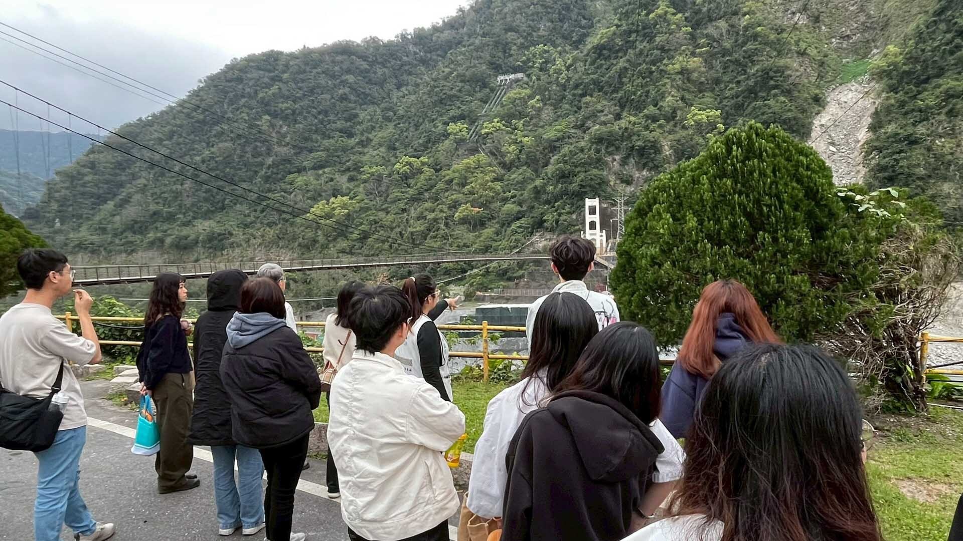 專業導覽:導覽員向學生解說水力發電與環境影響之關聯