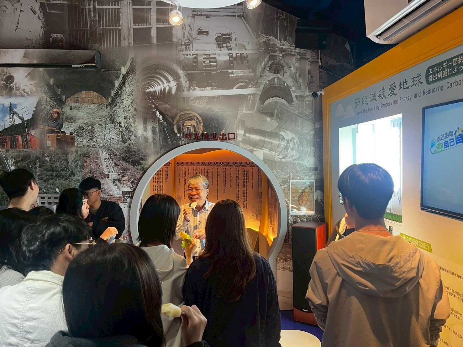 在地生活:潘文福院長與學生一同品嚐電廠特色冰品,並解說水資源與地方產業的連結