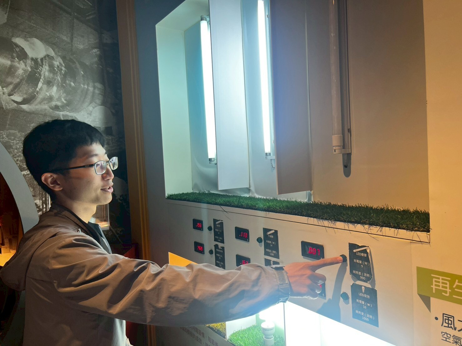 互動學習:學生操作水輪機模型及測試燈泡耗電量