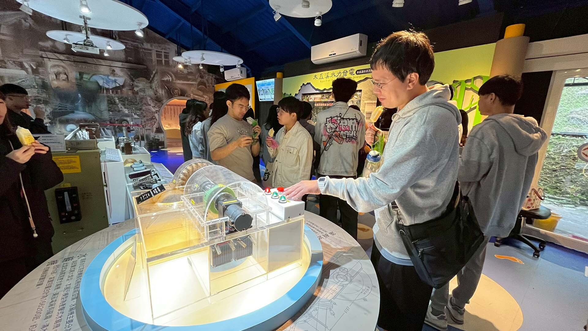 互動學習:參觀學生操作水輪機模型及測試燈泡耗電量