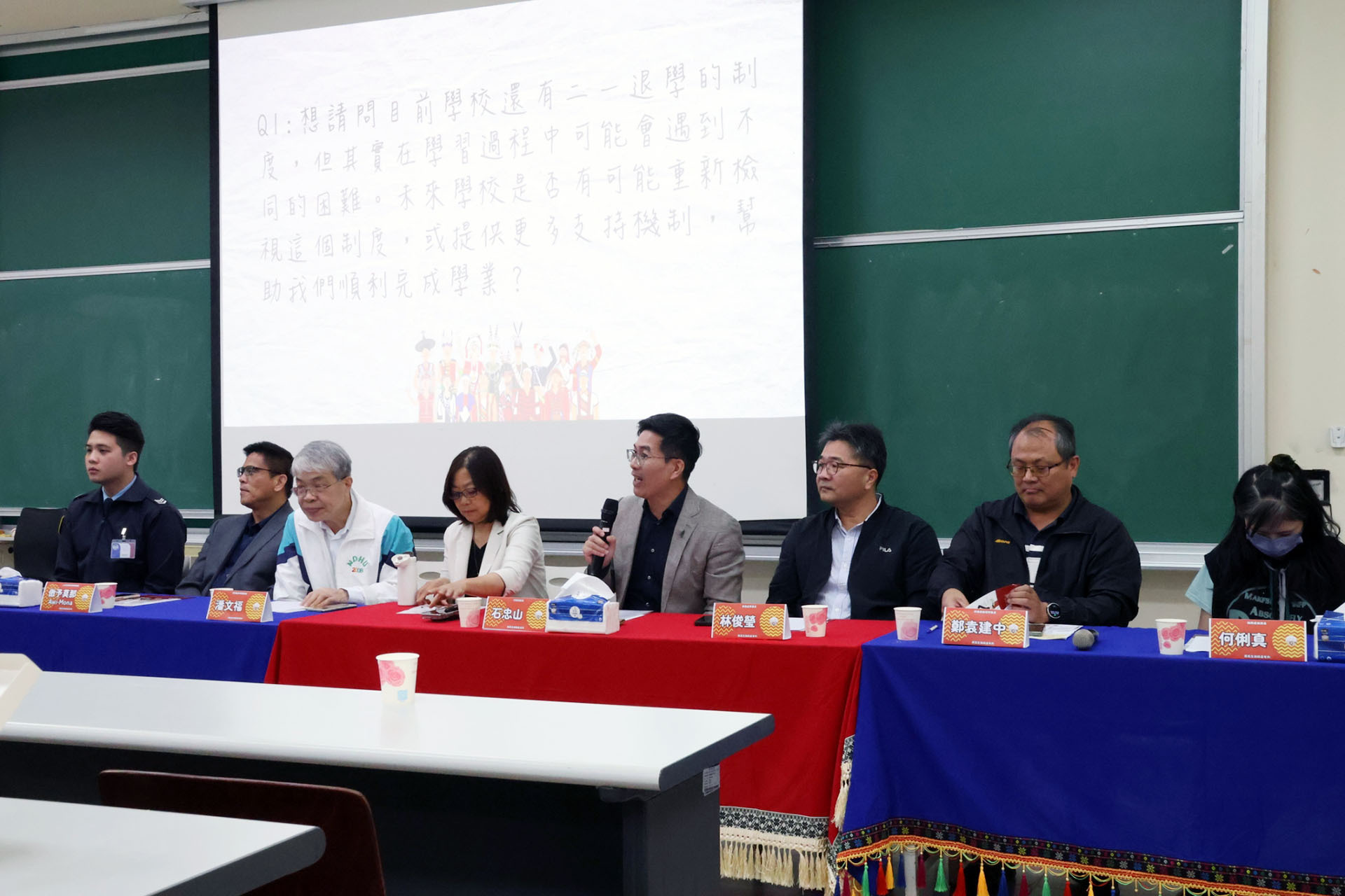 石副校長主持並回應學生提問問題