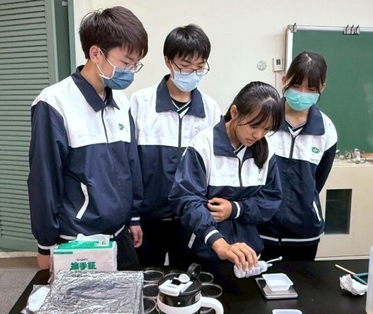 學生動手進行生物晶片製作之一