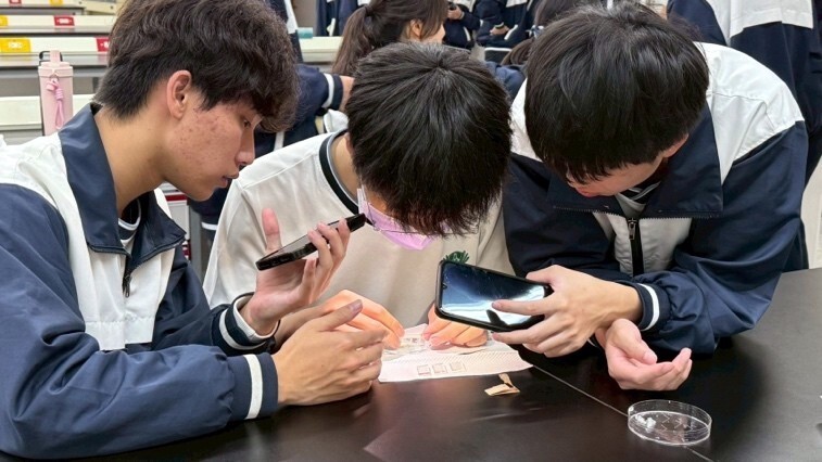 學生動手進行生物晶片製作之二