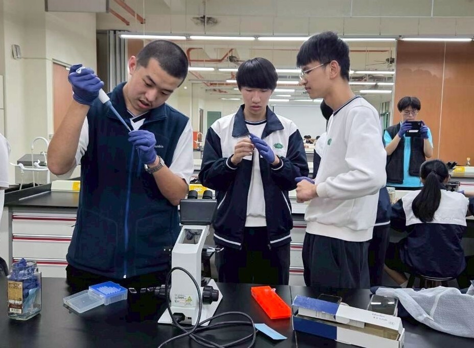 學生進行細胞計數實驗之一