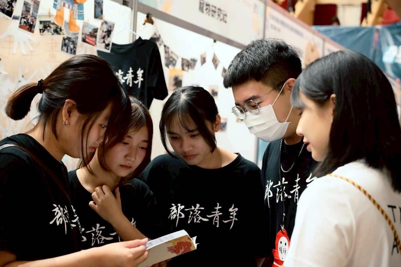 社團於攤位積極與各校同學講解、交流之一