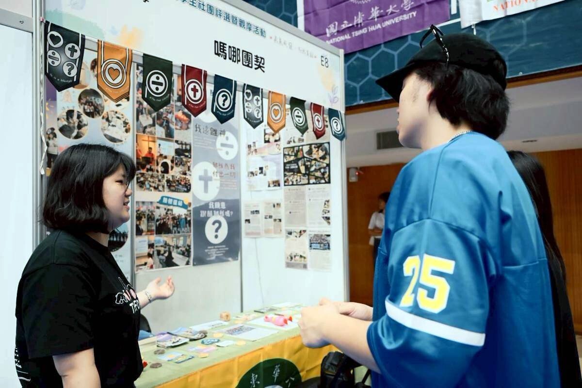 社團於攤位積極與各校同學講解、交流之二