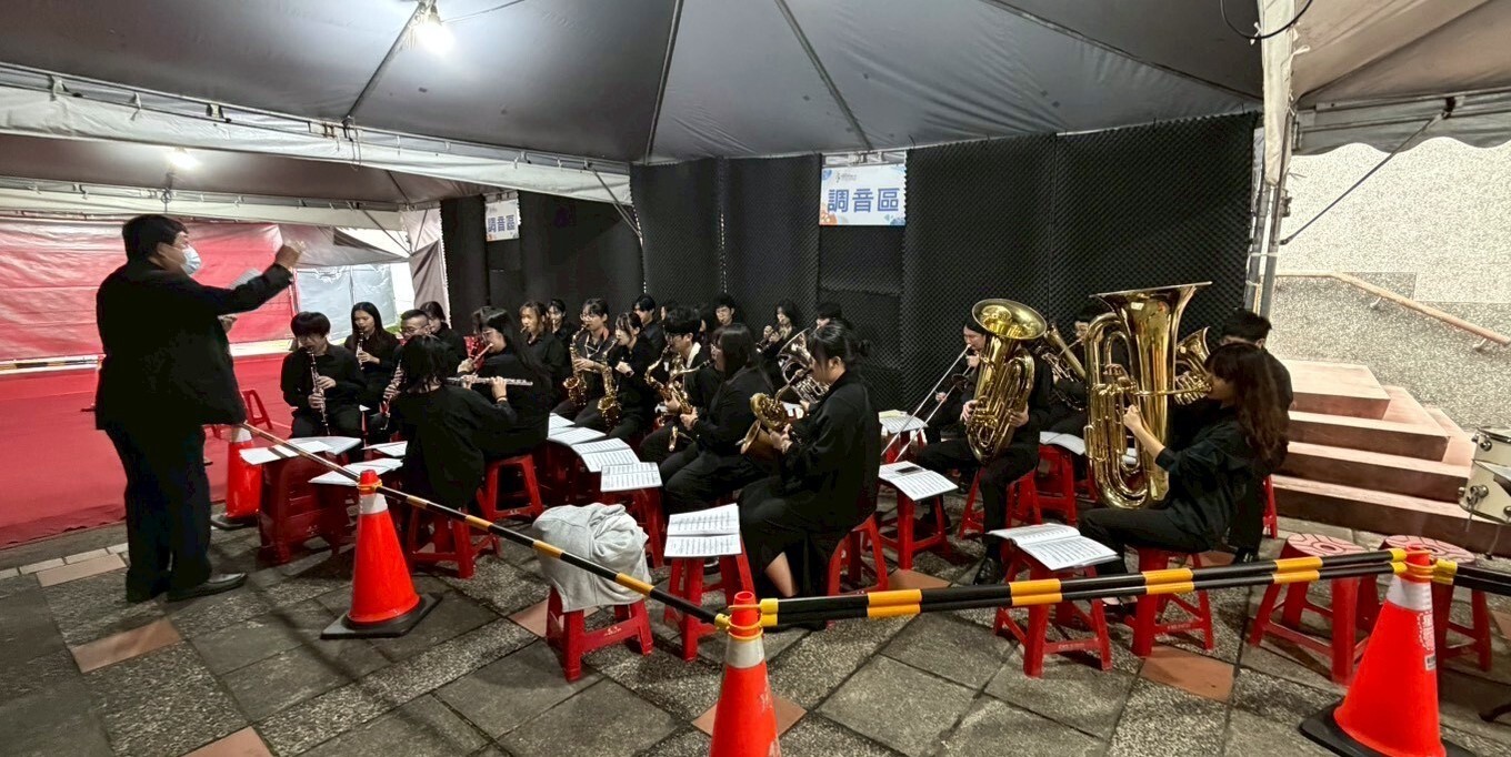 賽前最後一刻,團員們在準備區屏息凝神,仔細校正樂器音準,確保演出萬無一失