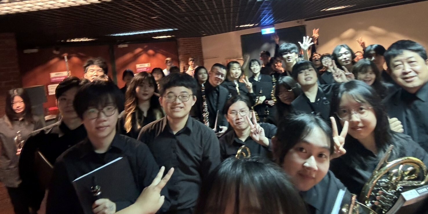 即將登台前的緊張與興奮!全團在第二預備區合影留念,彼此加油打氣,展現勢在必行的決心