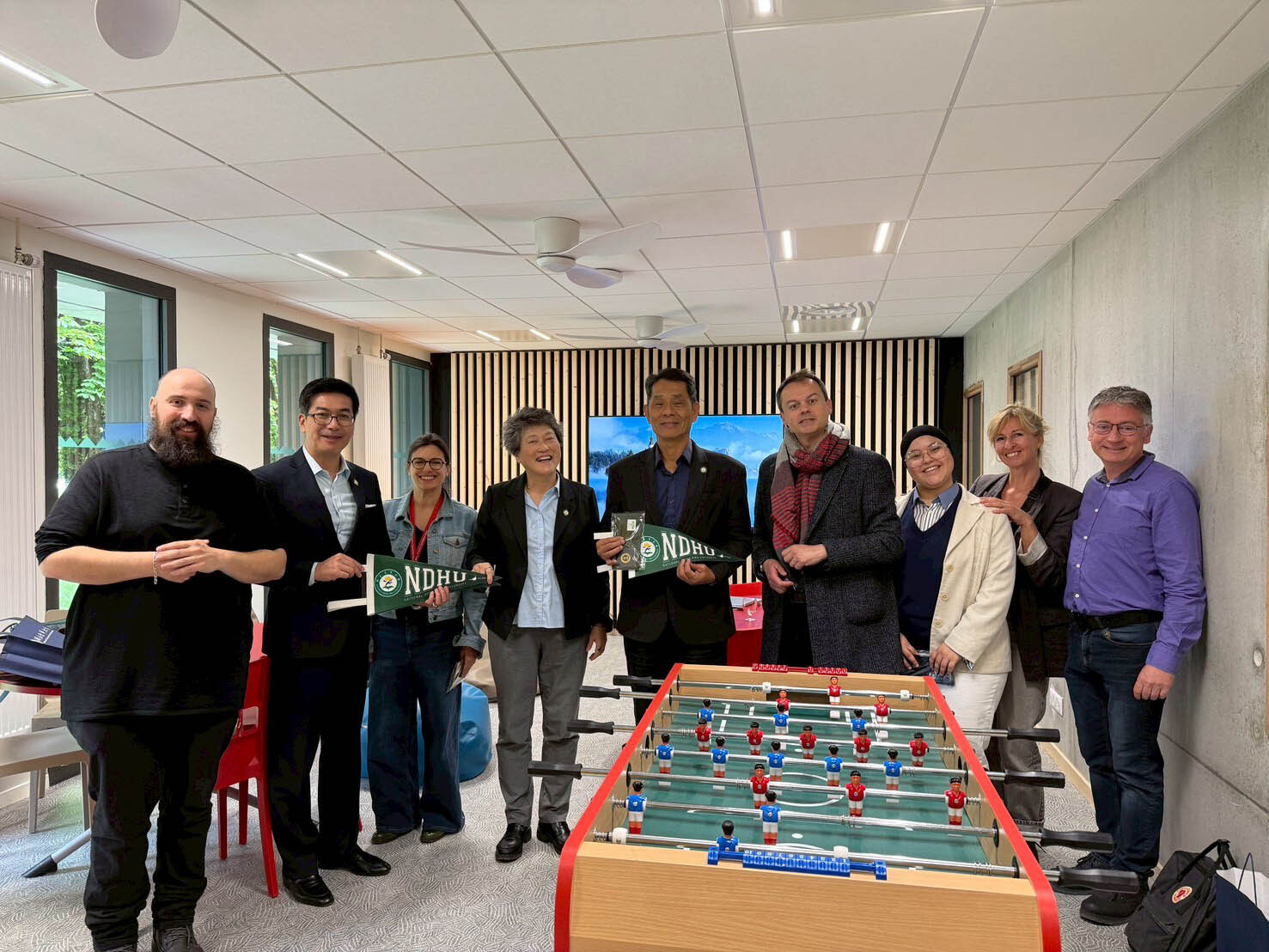 國立東華大學代表團拜訪 University Grenoble Alpes 後,與校方代表合影留念