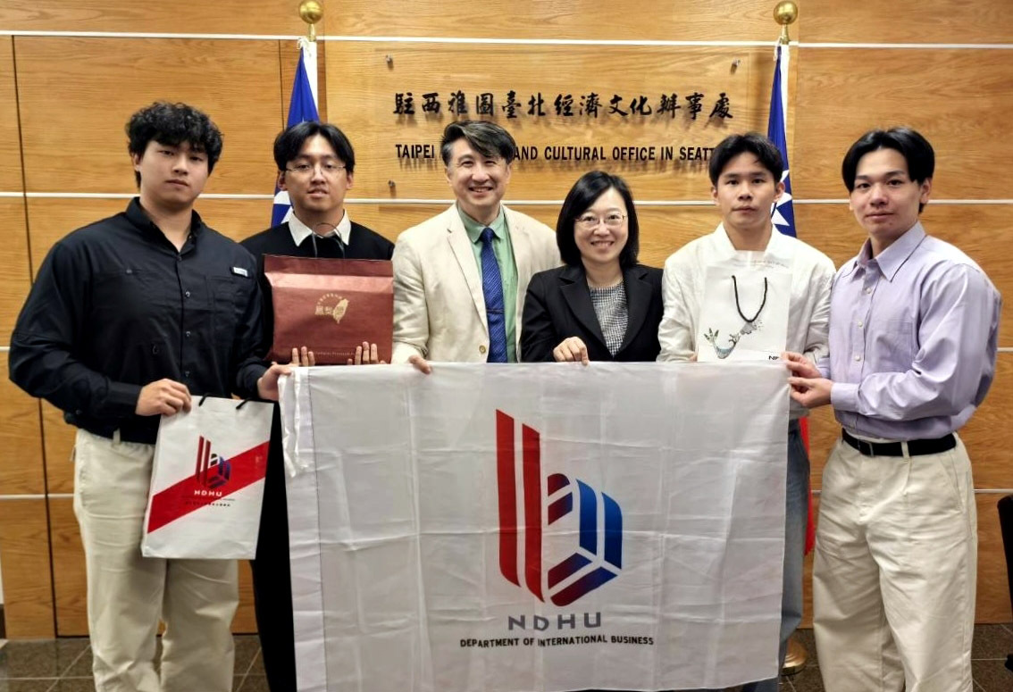 東華大學國企系師生拜訪駐西雅圖臺北經濟暨文化辦事處 (左三為東華國企系欒錦榮教授,右三為辦事處林美呈處長)