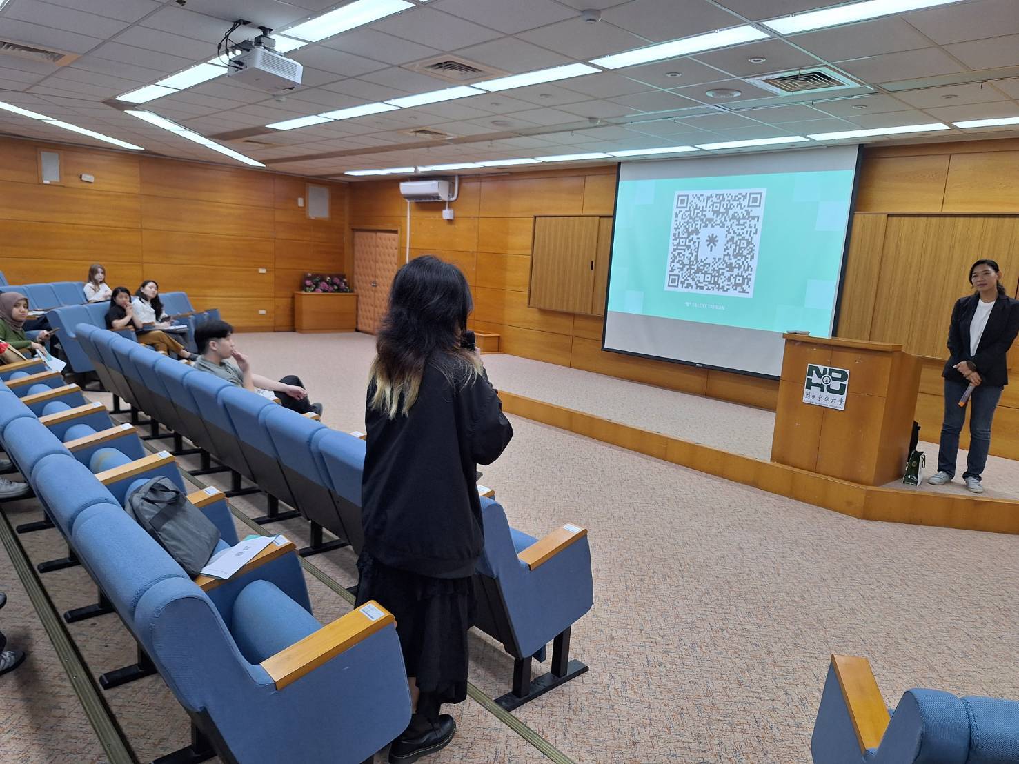 學生於講座中踴躍提問,與講師交流留臺就業法規及職涯發展相關議題