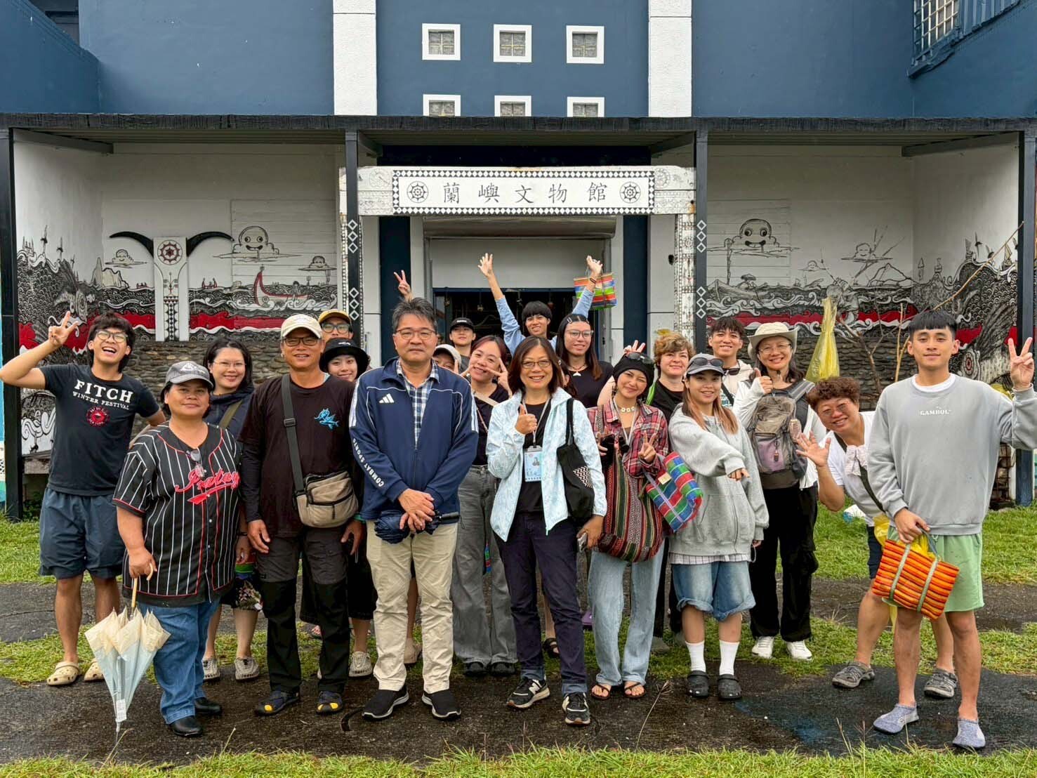 林俊瑩學務長與學生於蘭嶼文物館進行合影
