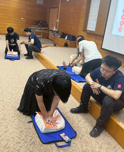CPR+AED證照班進行分組考試