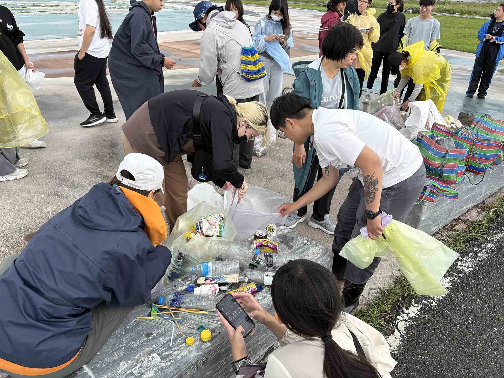 趁雨小一點時趕快檢視垃圾類別及數量