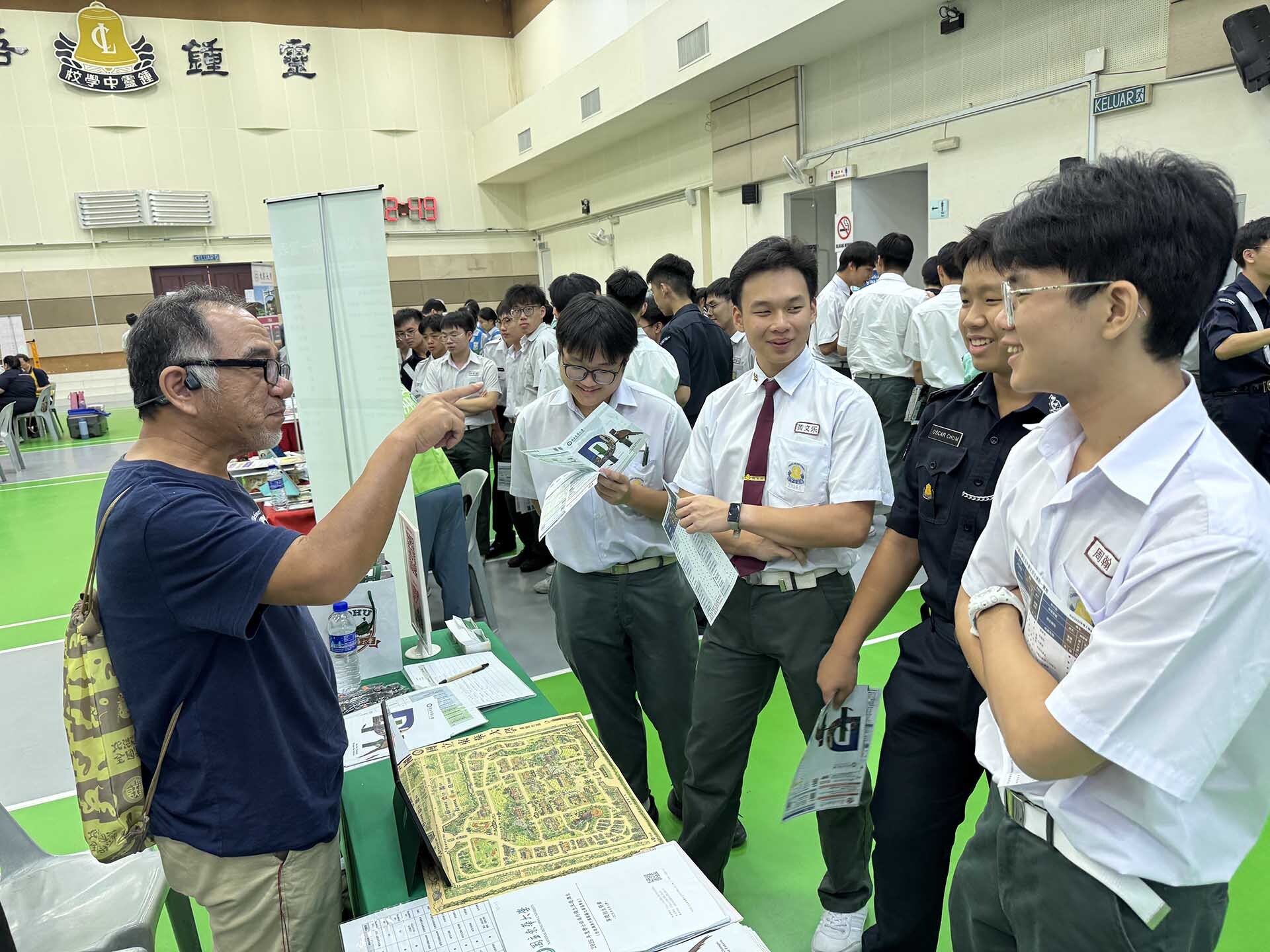 2026檳城臺灣教育入校宣導,國立大學歷史學系潘宗億老師熱情向學生解說東華升學環境