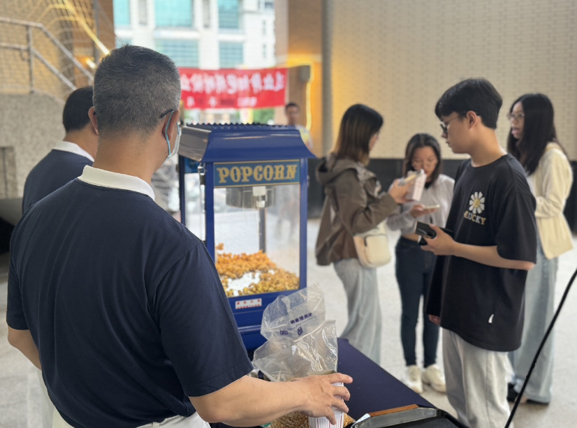 志工用心準備香氣四溢的爆米花點心,讓現場增添溫馨與歡樂氛圍