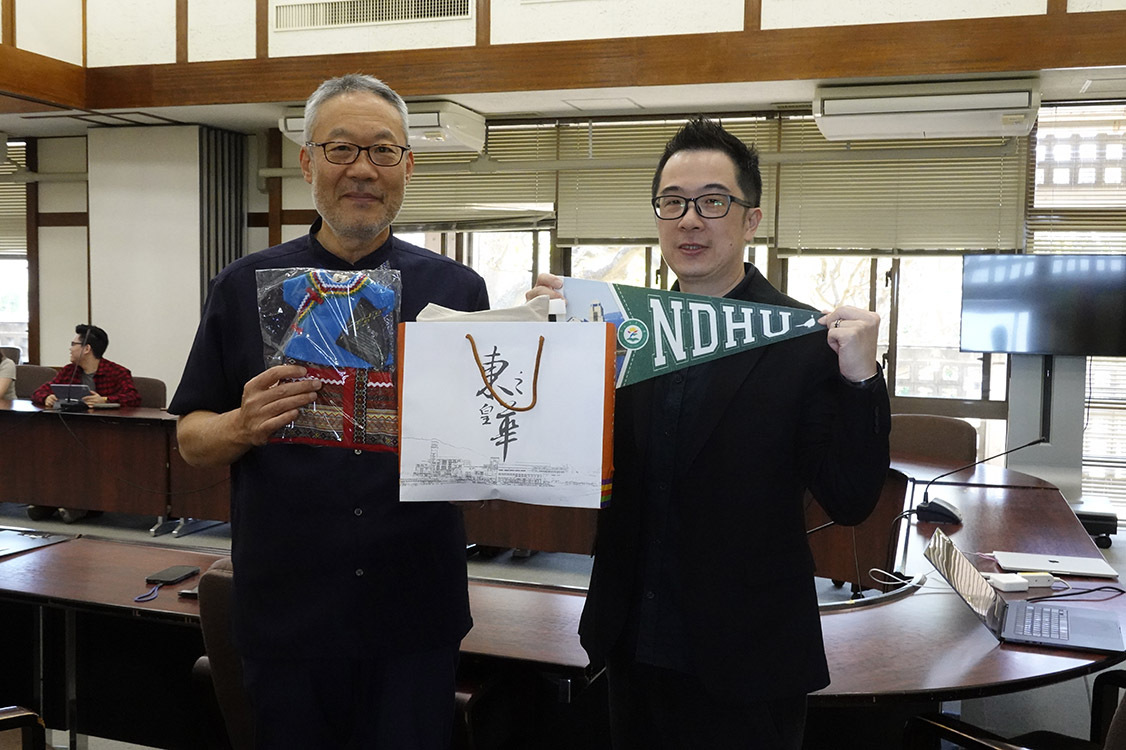 在沖繩藝術大學與副校長阿部雅人互贈禮品