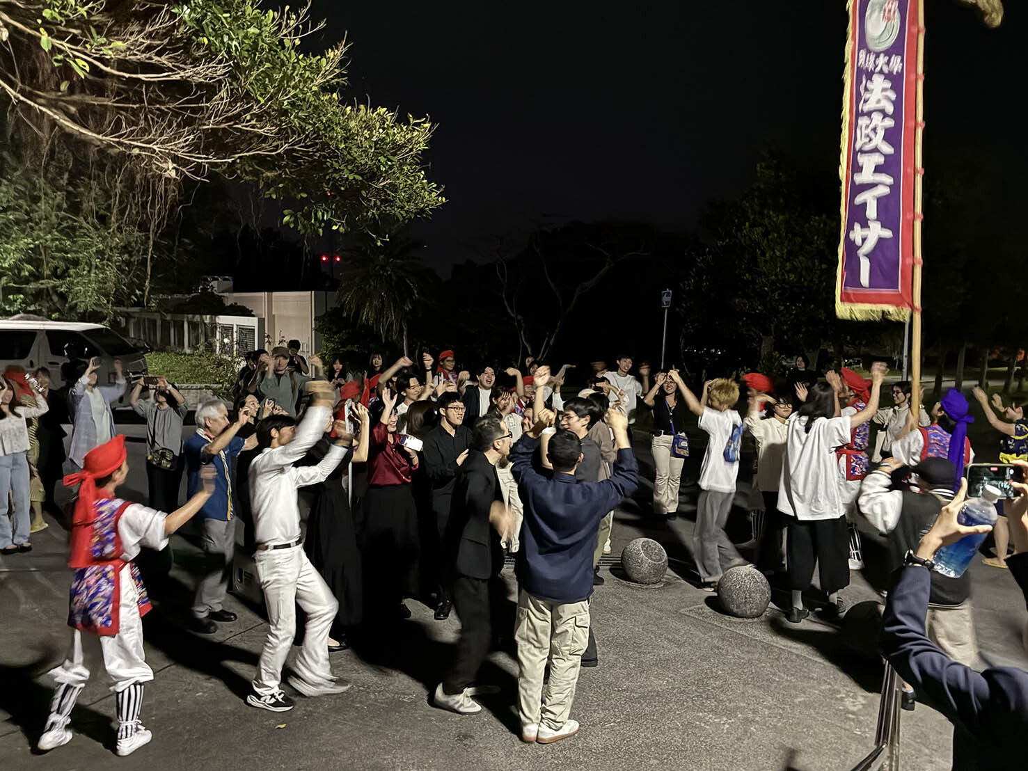 與琉球大學的交流活動在壓軸的沖繩傳統舞蹈『Eisa』(エイサー)中跨越語言隔閡,與在地師生一同共舞