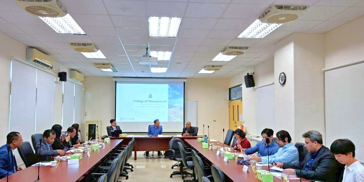 東華大學管理學院院長及系所主管們, 向來訪學校分享東華大學近年的永續實踐成果