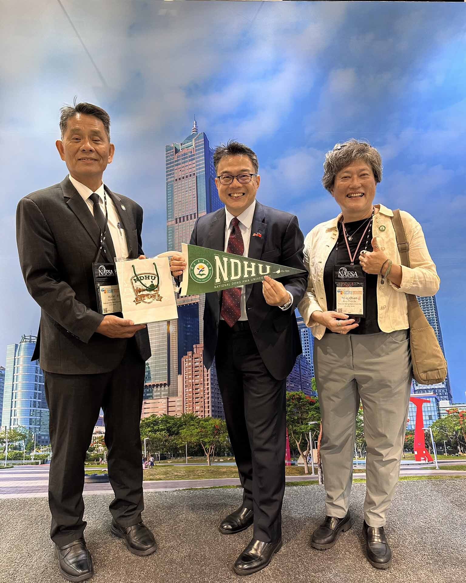 東華大學代表團與駐邁阿密台北經濟文化辦事處周啟宇處長合影