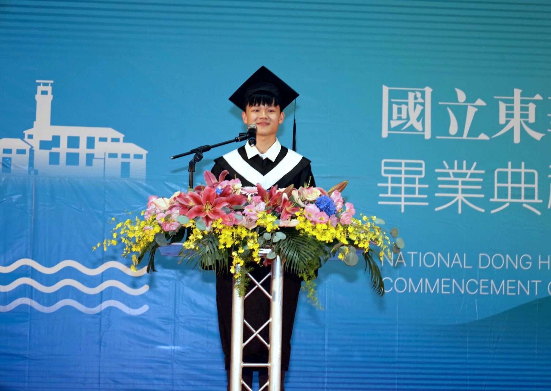 畢業生代表許鈞程同學致詞表示,大學最重要的,不是找到答案,而是學會面對沒有答案的問題