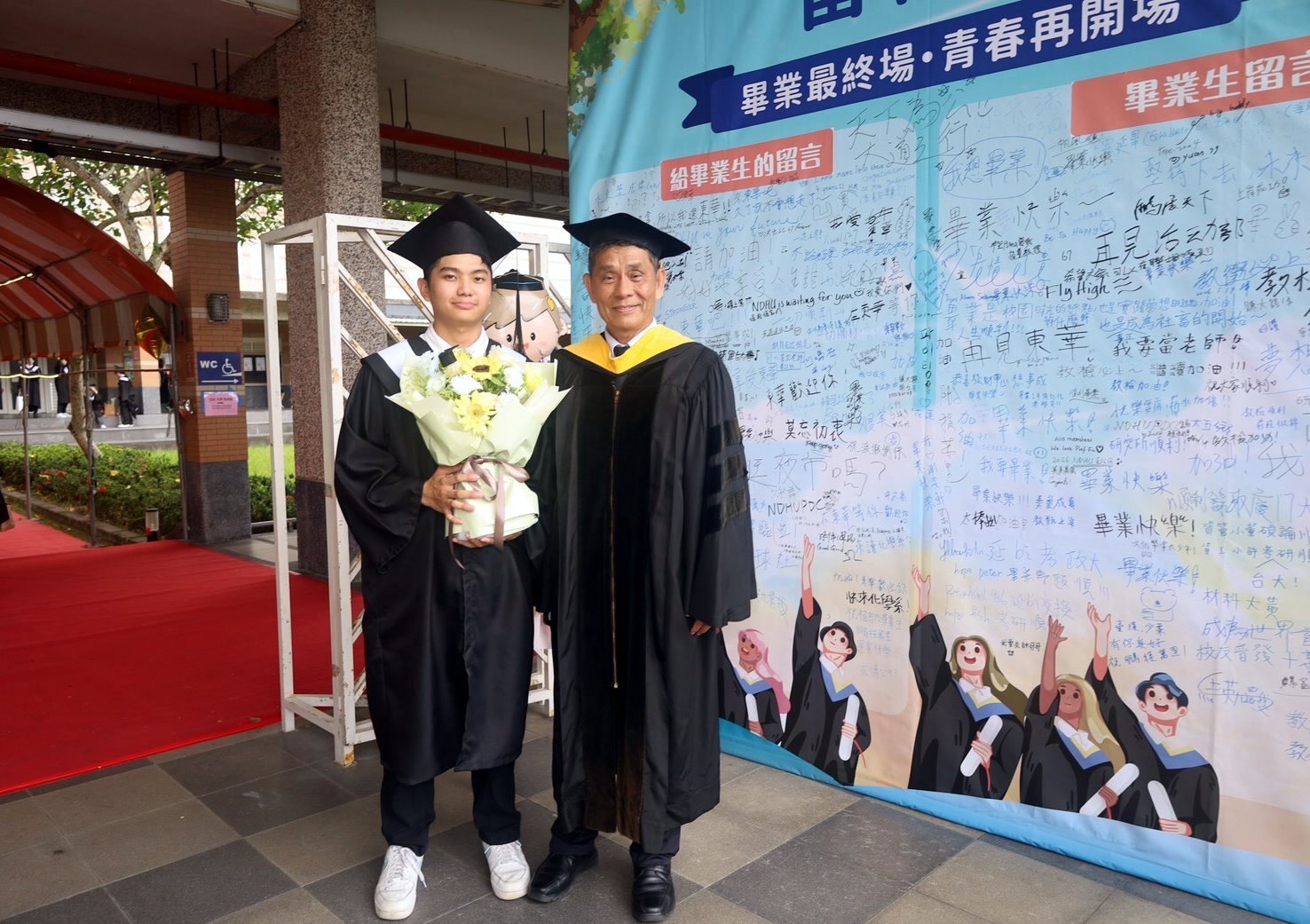 徐輝明校長與教育與潛能開發學系黃冠魁同學合照,黃同學考取空軍飛行常備軍官班,將前往空軍官校受訓,朝成為優秀飛行官之夢想邁進,並以所學與能力貢獻國家