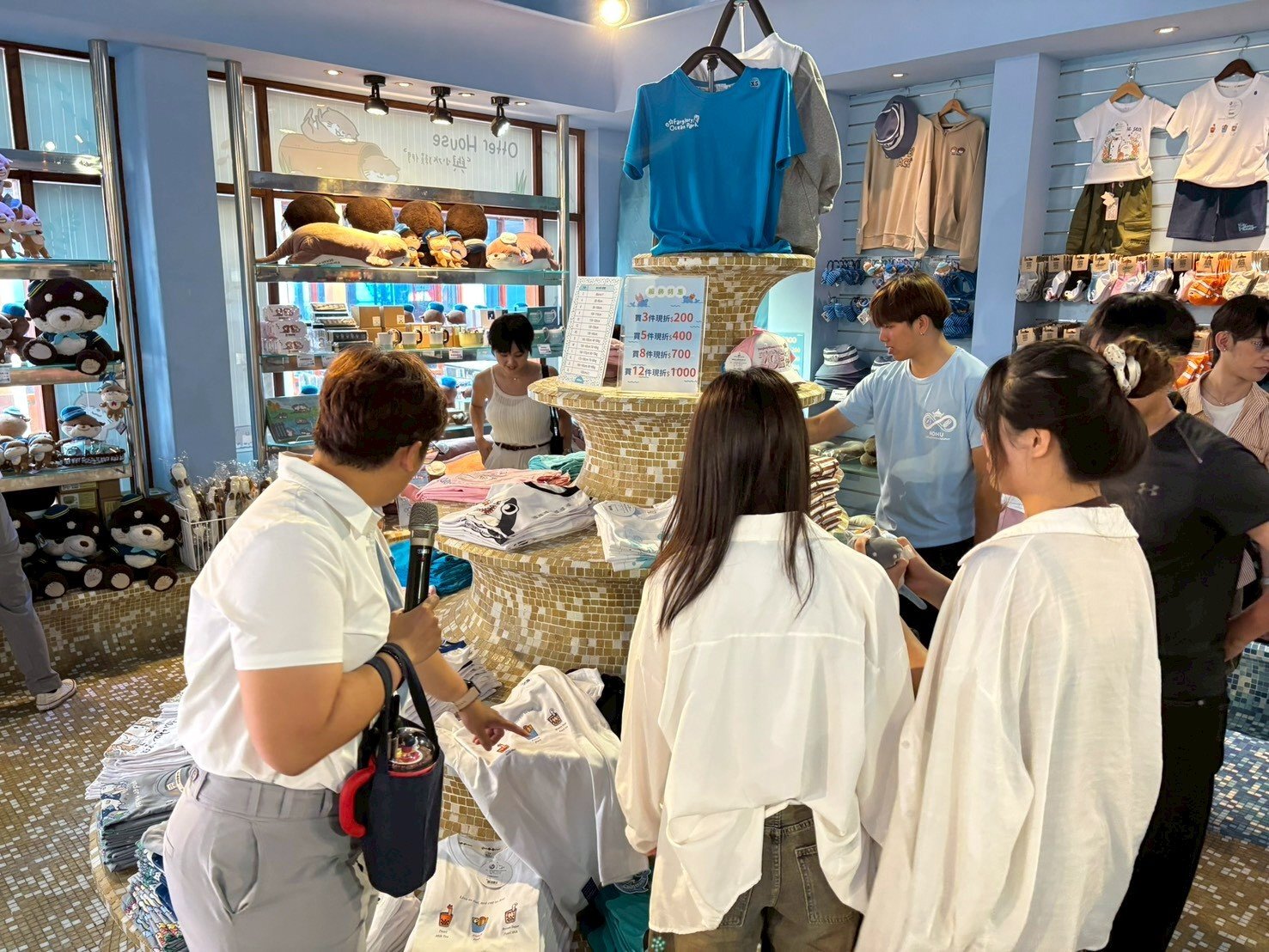 學生實地觀察園區商店經營與顧客體驗
