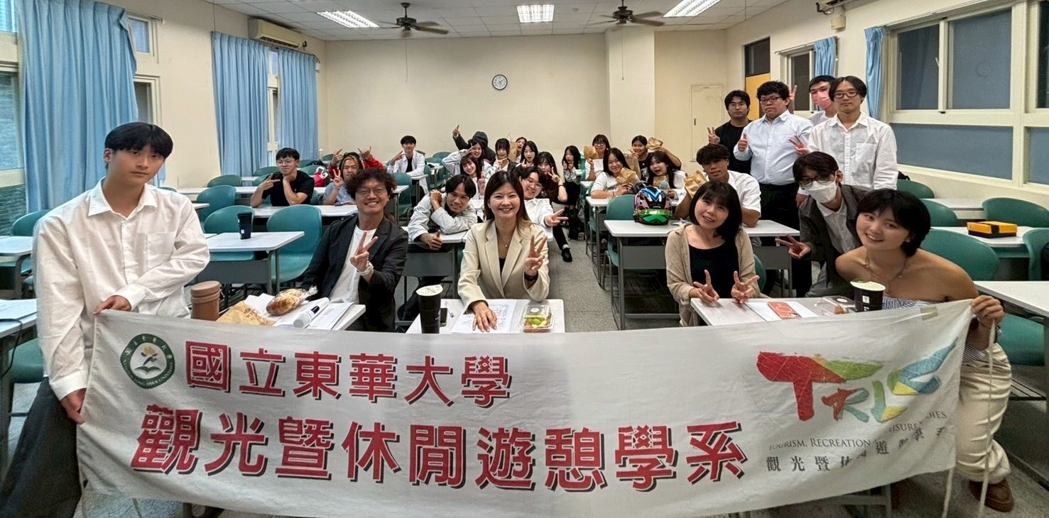 師生與業界評審合影留念,共同見證課程成果