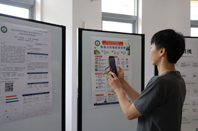 「生成式 AI 融入專業課程」期末海報展