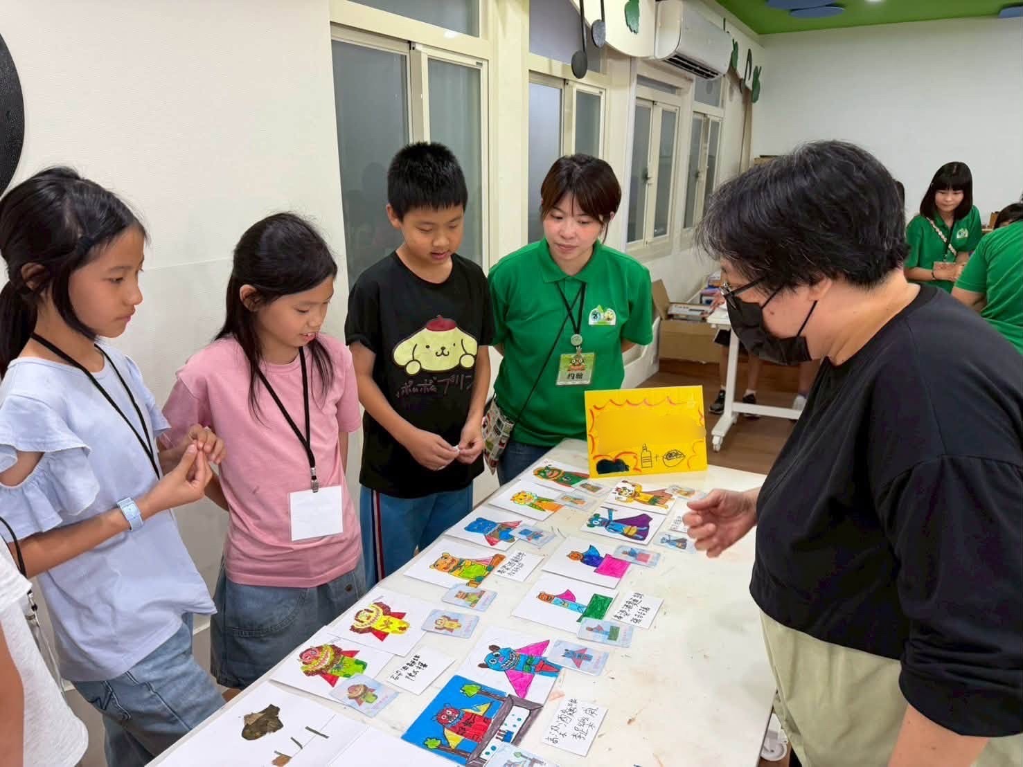 成果展學員向師長分享作品