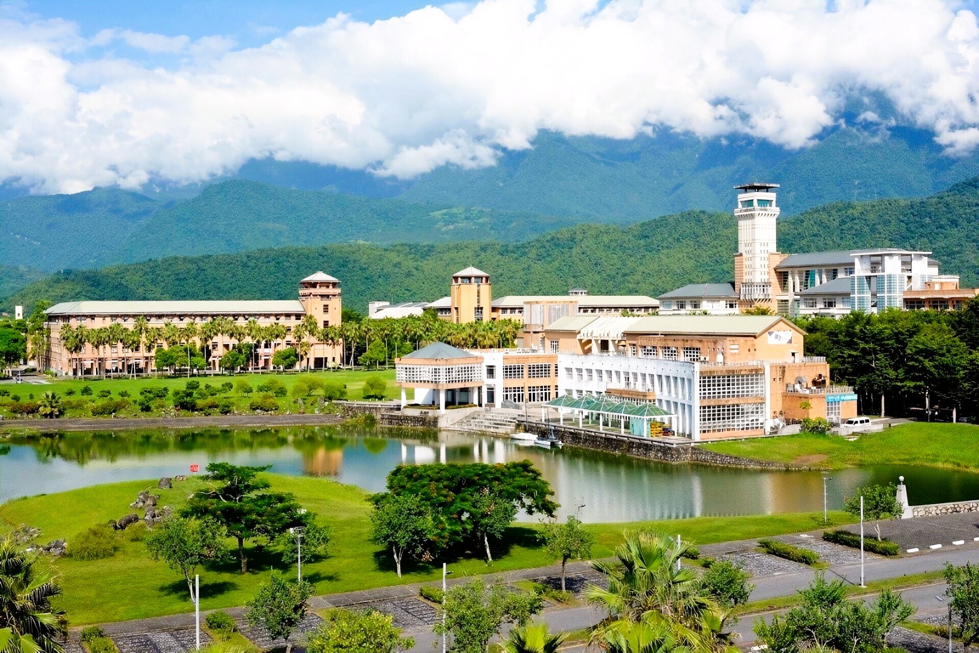 東華大學校園環境優美,擁有251公頃遼闊校園,湖泊、綠地與中央山脈景致相互輝映,被譽為全臺最美校園之一。