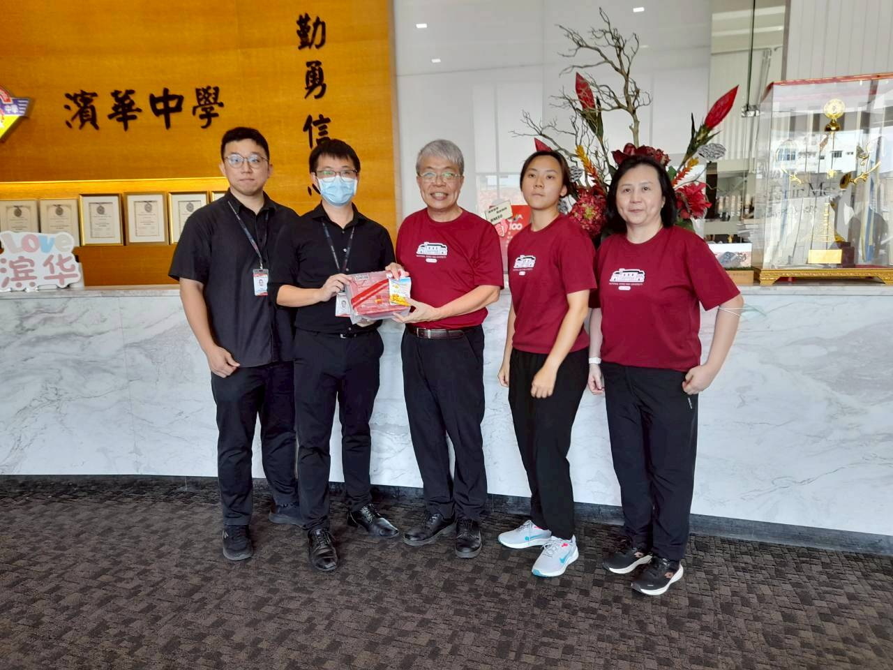巴生濱華中學交流活動後,東華校友代表致贈紀念品並合影