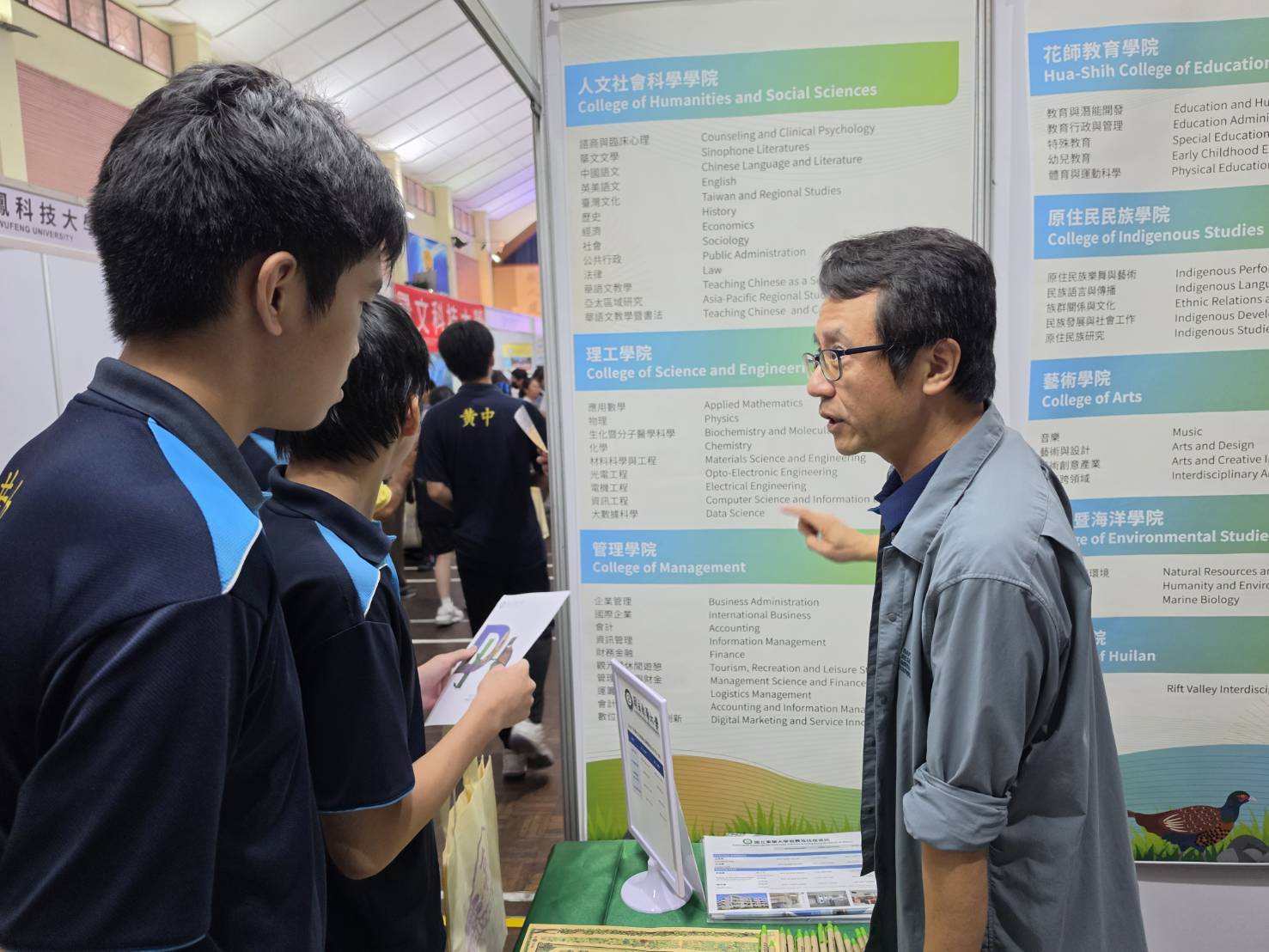 許育誠教授向學生介紹就讀東華優勢