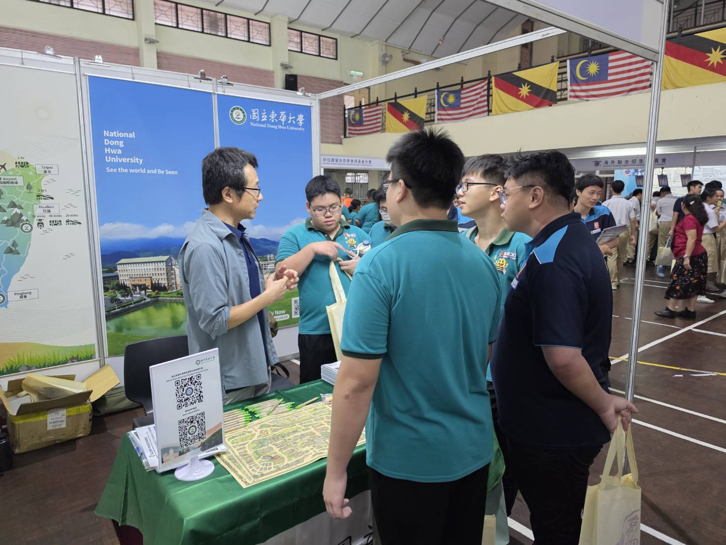 許育誠教授向同學講解東華各科系