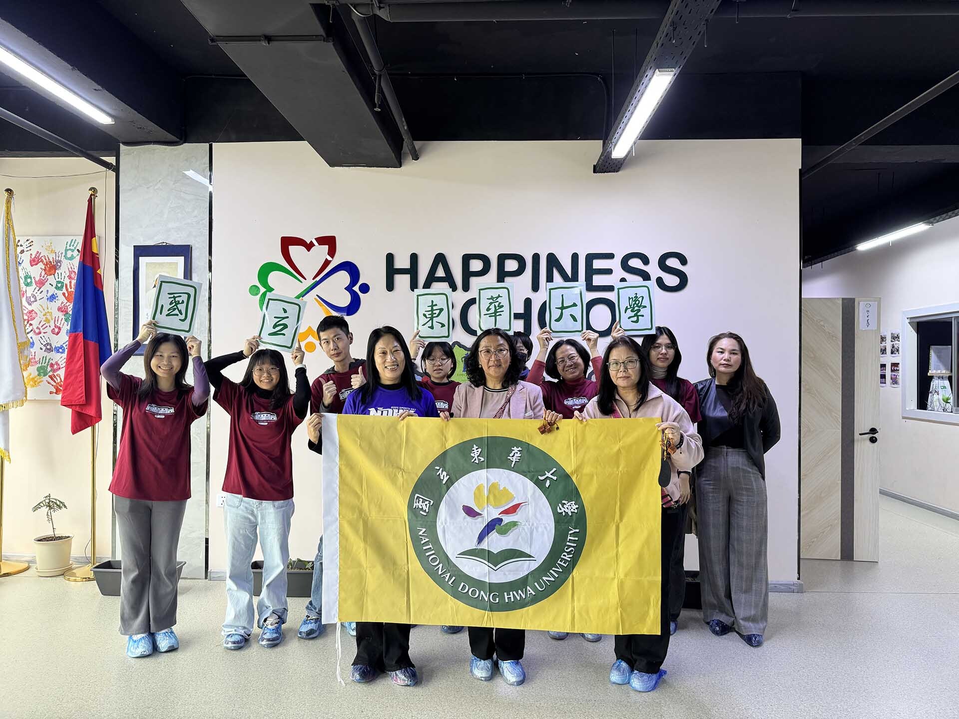 與Happiness School校長及協助教師合影