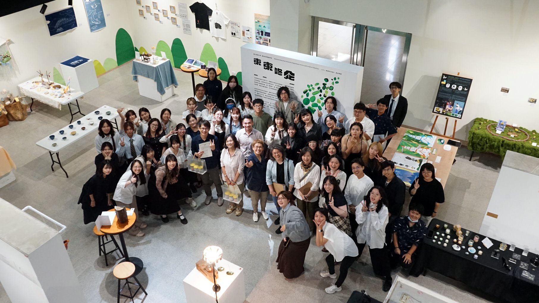 參展學生與師長們合照