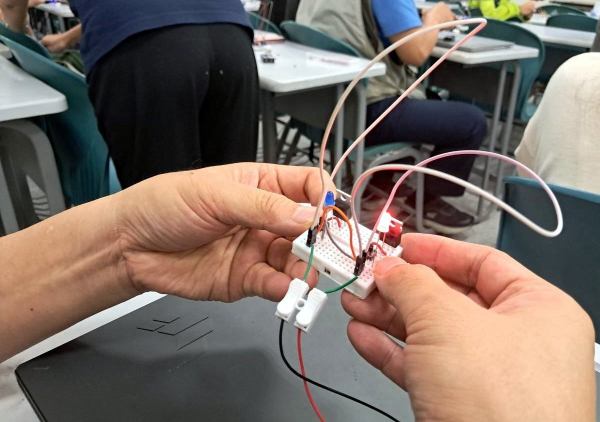 學員完成靜電感測器組裝