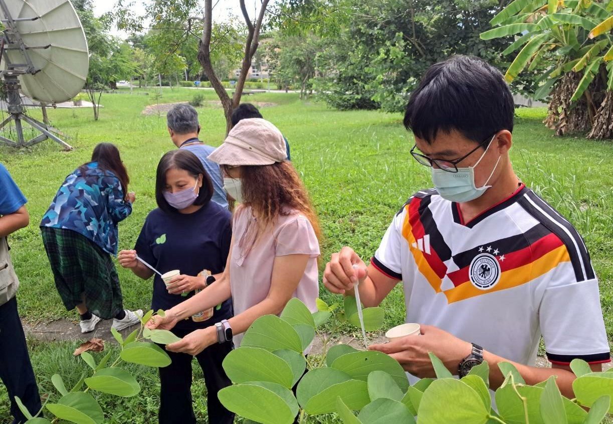 楊悠娟老師於戶外解說植物葉表之疏水性