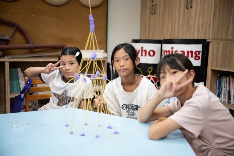 活動中透過棉花糖與義大利麵,建立孩子團隊合作的能力