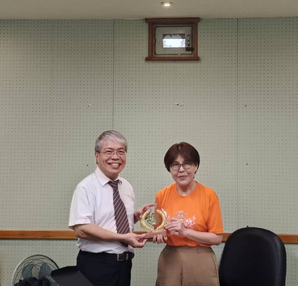 國立東華大學花師教育學院潘文福院長致贈宜蘭縣教育處林郁欣處長感謝獎座