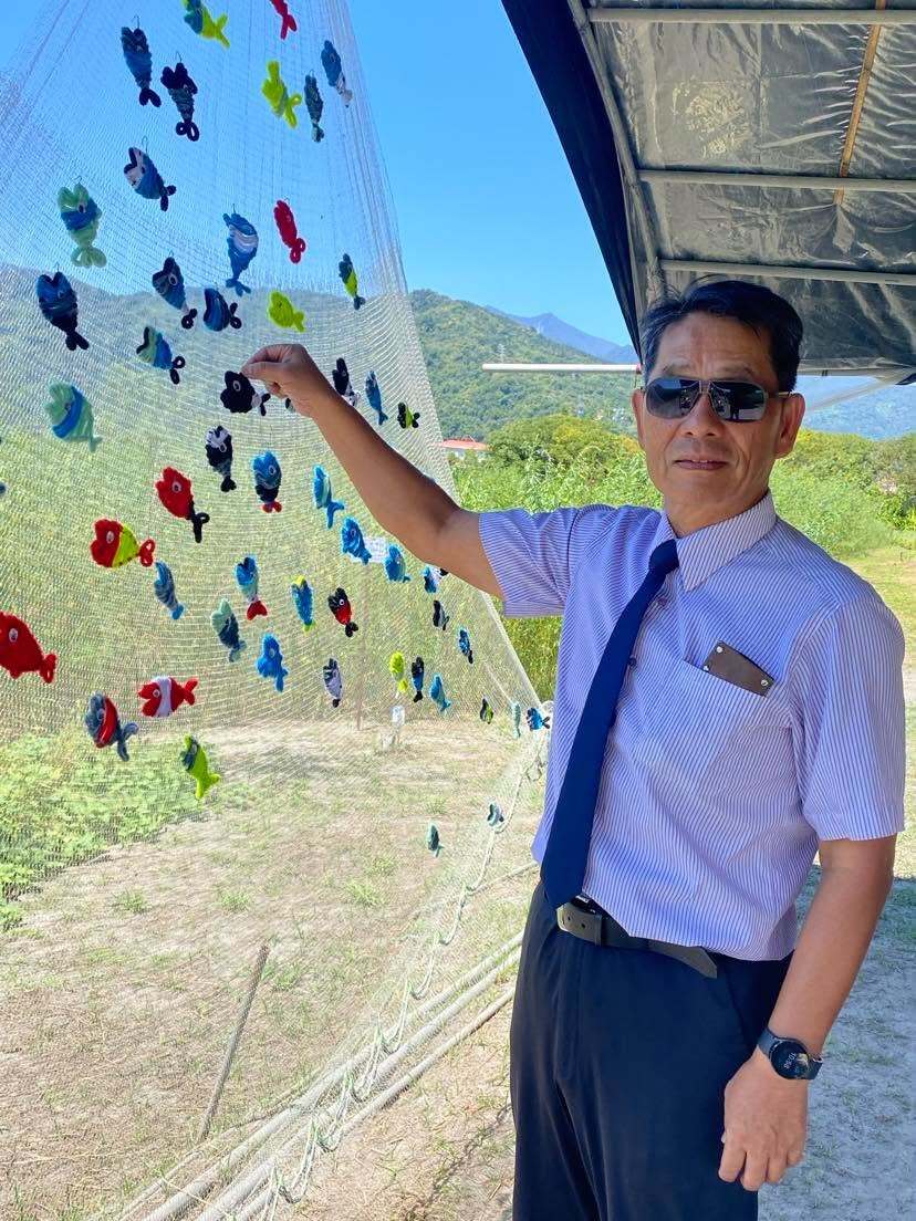 徐輝明校長參與展覽互動,掛上象徵「逆流而上的希望」的小魚,為邦查農場災後新生留下祝福