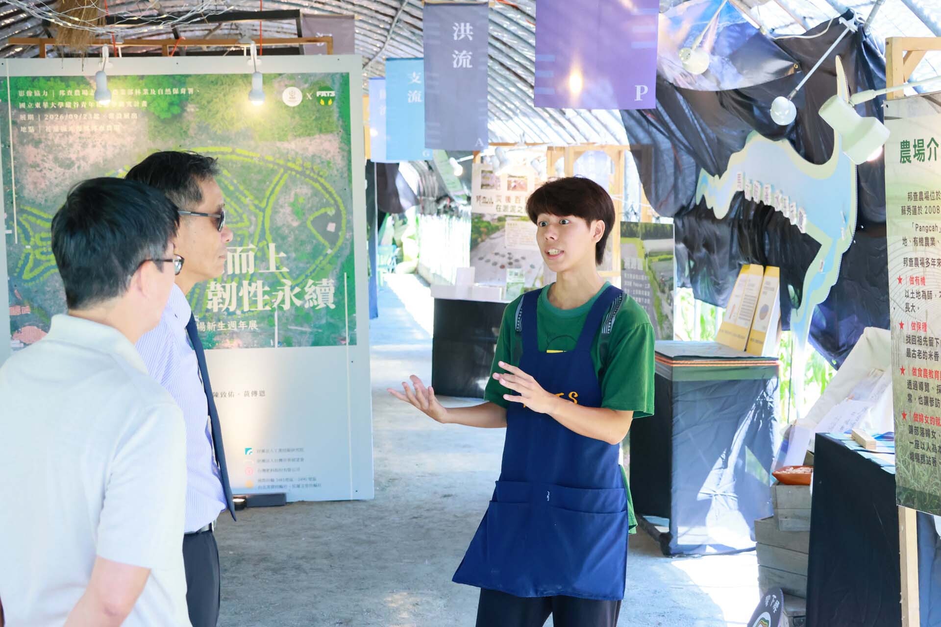 共同策展人族文系張瀚允同學為徐輝明校長、石忠山副校長暨原民院院長導覽,介紹展覽策展脈絡與內容