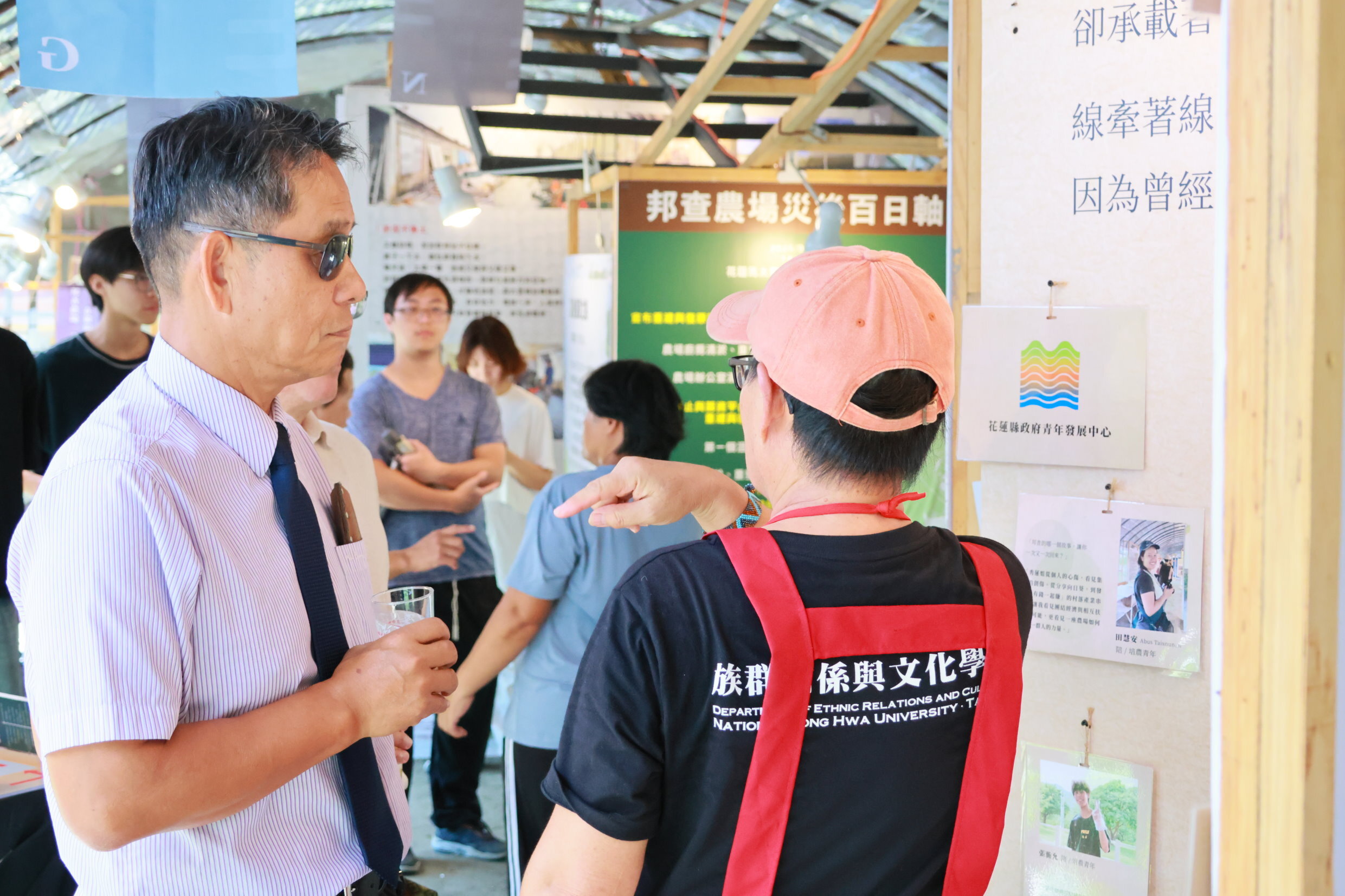 族文系葉秀燕教授為徐輝明校長導覽解說
